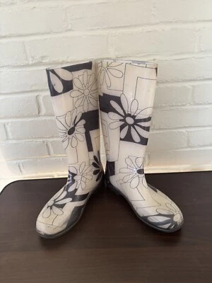 Kamik Rain Boots Wellies Black White Geometric Floral Rainboots Women’s Size 8 - Image 1 of 4