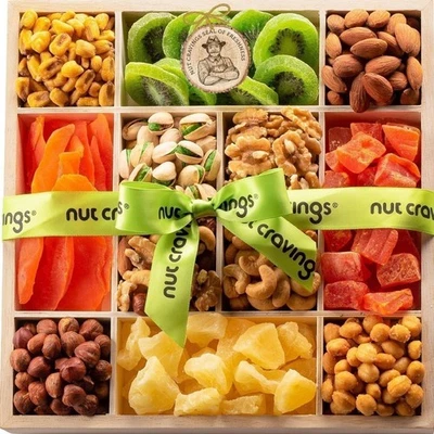 Cesta de regalo colección gourmet cinta verde con antojos de nueces secas y nueces mixtas Foto 1 de 4