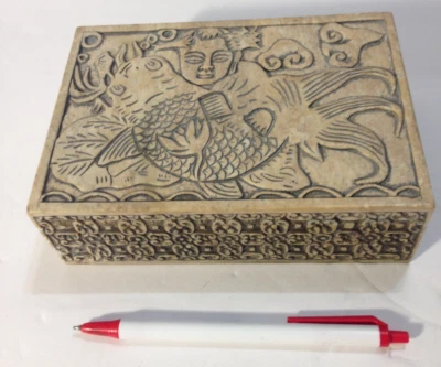 "Antigua caja de piedra de jabón china tallada a mano de 6,25"" X 4,25"" leyenda de peces koi" Foto 1 de 4