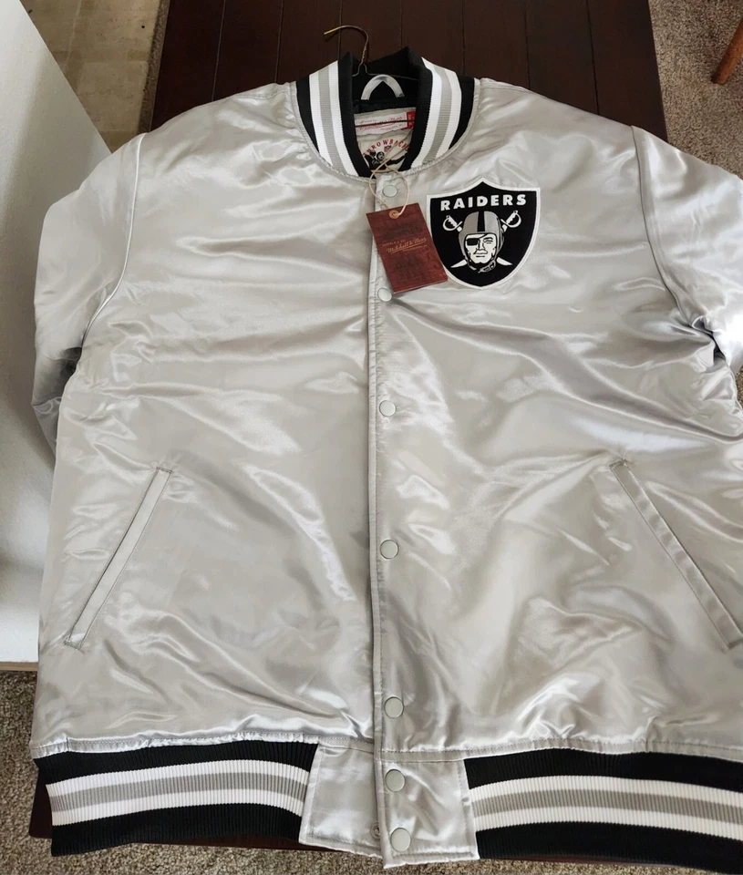 Oakland Raiders Para Hombre XXL Mitchell & Ness Plateada Acolchada SB Chaqueta Nueva con Etiquetas  Foto 1 de 4