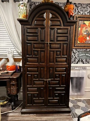 Armario Drexel Villa Escalante Mediterráneo Gótico Armario Cómodo Foto 1 de 4