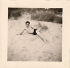 Vintage Foto Junger Mann in Badehose nude Momentaufnahme
