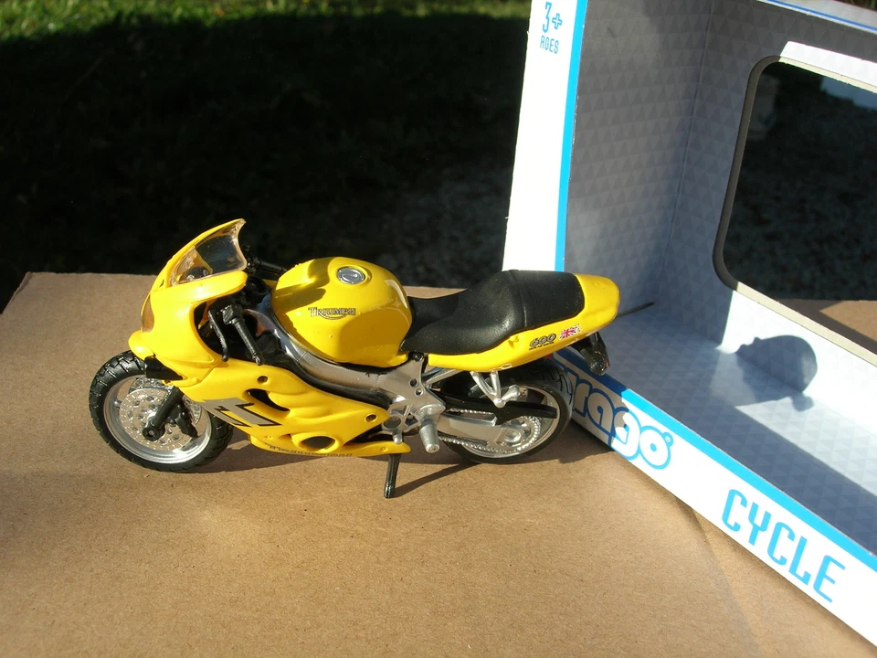 BURAGO 1/18 MOTO TRIUMPH TT 600 JAUNE!!!  - Photo 1/1