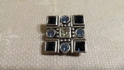 Broche prendedor cuadrado geométrico cristal azul claro metal tono plateado Lia Sophia Foto 1 de 2