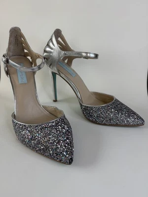 Zapatos de salón Betsey Johnson para mujer talla 8 plateados brillantes tacones punta puntiaguda Foto 1 de 4