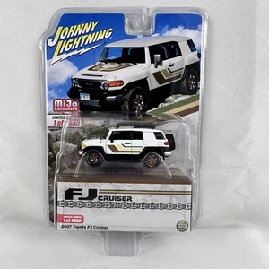 Toyota FJ Cruiser 2007 blanco con techo Johnny Lightning edición limitada 1:64 - Imagen 1 de 6
