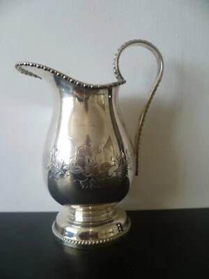 Jarra de leche enchapada en plata con patrón floral perseguido a mano con borde Gadrooned vintage Foto 1 de 4