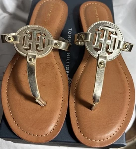 Tommy Hilfiger Women's Litzy Logo T-strap Flat Sandals Gold Size 8.5 NIB NEW - Picture 1 of 8