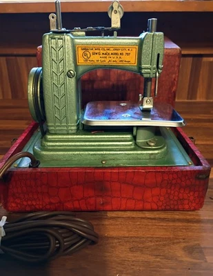 Mini máquina de coser eléctrica de juguete Betsy Ross modelo #707 de colección con estuche FUNCIONA  Foto 1 de 4
