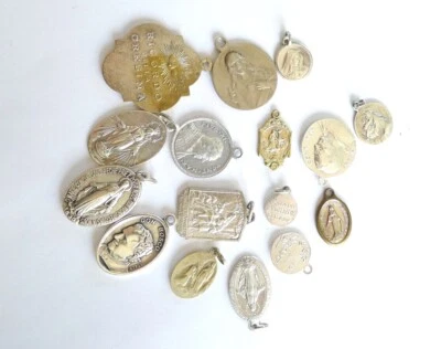 LOTTO MEDAGLIETTE RELIGIOSE CHARMS PENDENTI ARGENTO MADONNA RELIGIONE VINTAGE - Immagine 1 di 4
