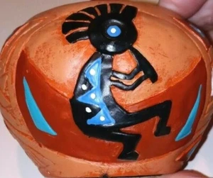 NUEVO Candelabro de arcilla Kokopelli nativo americano del artista Sandy Whitefeather - Imagen 1 de 7