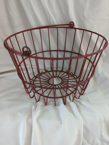 Vintage Red Wire Egg Basket 6 1/2 in tall, 10 in across. In vintage condition! Cover