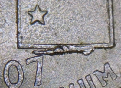 2007P Idaho State Quarter Long Die Break Chip Mint Error Coin - Image 1 of 3