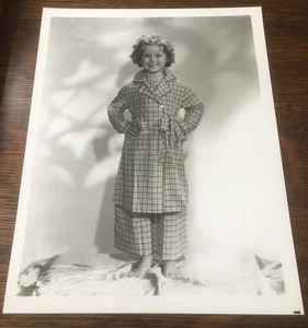 Young SHIRLEY TEMPLE - Fotografía publicitaria brillante en blanco y negro - 8" x 10" - Imagen 1 de 3