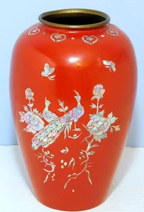 Beautiful Vintage Red Enamel on Brass Mother of Pearl Inlaid Vase Peacocks - Bild 1 von 7