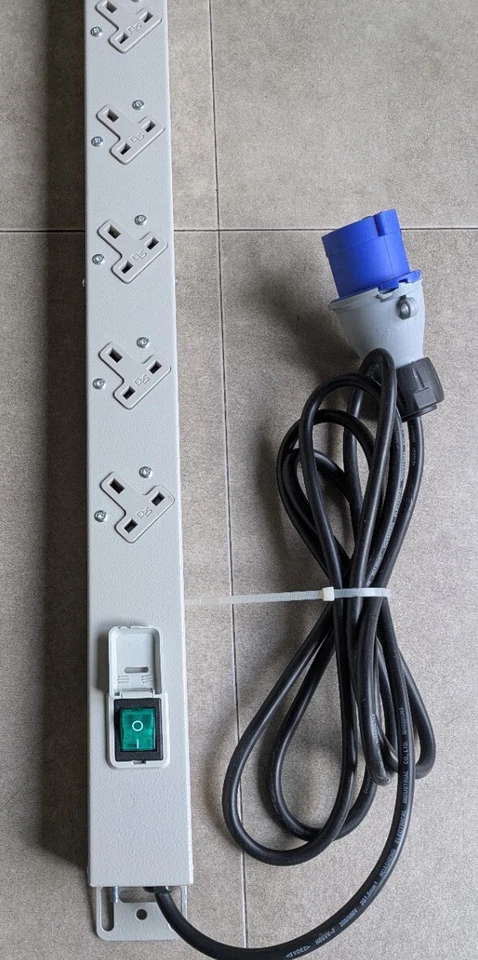15 way Steel UK PDU VERTICAL MOUNT 19" Rack Power Distribution Unit - Image 1 of 4