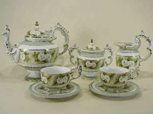 Set da tè. 17 pezzi Rose su salvia verde e bianco con accenti dorati, piedi, vittoriano - Foto 1 di 9
