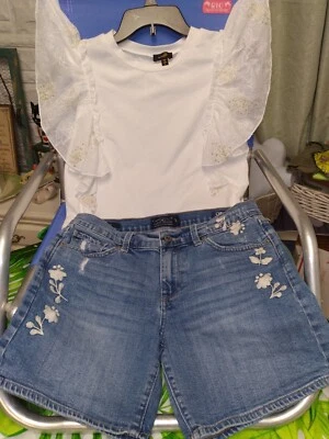 ĹUCKY ORTA  SHORTS 4/27 W FREE ON12TH TOP S BOTH FLORAL EMBROIDERED RUFFLES NWOT - Image 1 of 4