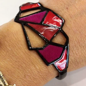 Pulsera De Diseño Con Elementos En Esmalte Fucsia Ikita - Designer Bracelet - Imagen 1 de 4