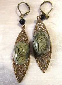Orecchini pendenti goccia vintage Art Deco cechi marmorizzati vetro verde oliva e tono oro - Foto 1 di 4