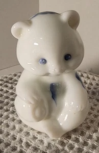 Oso de vidrio de leche blanco Fenton pintado niebla matutina firmado por V. Williams - Imagen 1 de 6