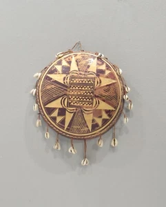 Sonajero de calabaza africana conchas de cowrie musical Burkina Faso - Imagen 1 de 4