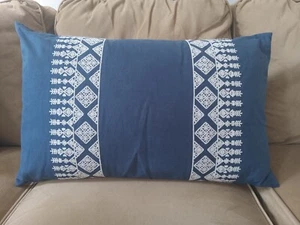 Hermosa funda de almohada lumbar punto de cruz azul marino/blanco e inserto de pluma 25,5" - Imagen 1 de 4