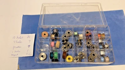 Lote Mixto de 39 Bobinas para Máquina de Coser Vintage de 4 a 10 Agujeros de Metal y PLÁSTICO Foto 1 de 4