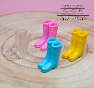 Botas de lluvia de goma en miniatura para casa de muñecas 1:12 D150 - Imagen 1 de 12