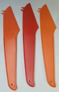 3 x Tupperware Coltelli Formaggio 6" Servizio Lungo Gadget Preparazione Cucina #1223 Nuovi - Foto 1 di 1