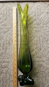 Vase MCM Olive Green Glass Hand Blown Stretch Glass Four Finger Pretty - Picture 1 of 8