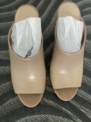 Zapatos de salón H by Halston Sand de cuero nude Kendra punta abierta tacón de mula talla 8 usados Foto 1 de 4