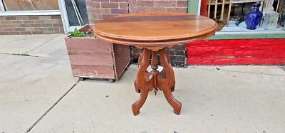 Antigua mesa de salón victoriana de nogal ovalada años 1880 Foto 1 de 4