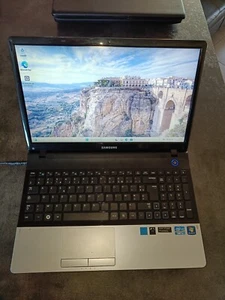 SAMSUNG NP300E5A 15.6' i5-2450M 2.5Ghz 8Go 256Go SSD Windows 11 PRO - TBE - Photo 1/3