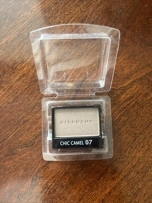 Sombra de ojos única Givenchy Metallic Taupe show Ombre 07 "Chic Camel" Foto 1 de 4