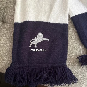 MILLWALL FUSSBALL SCHAL dick blau und weiß mit Logo an einem Ende - Bild 1 von 4