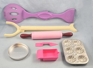 Easy Bake Oven  2 Pans, 2 Pushers, 1 Warming Cup, 1 Utensil, 1 Rolling Pin - Bild 1 von 5