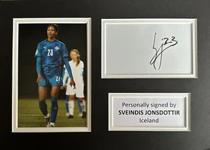SVEINDIS JONSDOTTIR SIGNED WHITE CARD IN A4 ICELAND MOUNT DISPLAY 2 - Picture 1 of 1