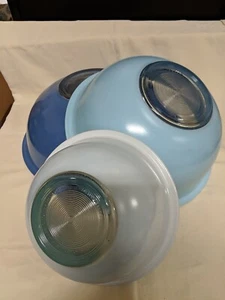 Vtg Pyrex Nesting Mixing Bowl Set 3 Tones Of Blue Glass Clear Bottom - Picture 1 of 3