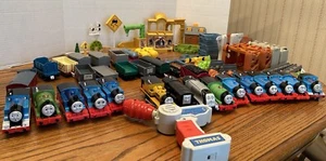 Lote 125 Thomas & Friends TOMY GULLANE trenes, motores, control remoto, vías, edificios - Imagen 1 de 13