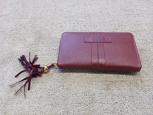 Cartera de cuero Claudia G borgoña con cremallera alrededor de borla - Imagen 1 de 13