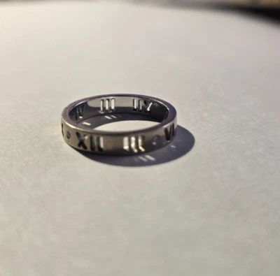 Tiffany & Co. Atlas Collectn oro blanco de 18 quilates con banda perforada de diamantes, talla 5 3/4 Foto 1 de 4