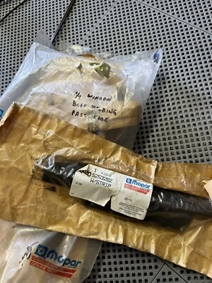 Moldura de cinturón de ventana 1/4 Chrysler TC por Maserati 16v DOHC turbo 1989-91 NOS Mopar Foto 1 de 3