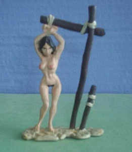 SPIELZEUG SOLDATEN BLECH SEXY SALEM HEXE AN STANGE GEBUNDEN 54 MM - Bild 1 von 1