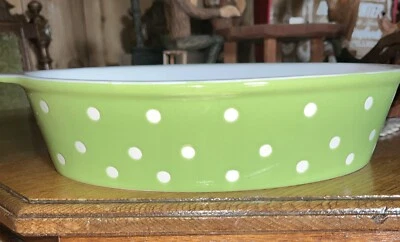 Plato para hornear ovalado de lunares verdes y blancos Signature Foto 1 de 4