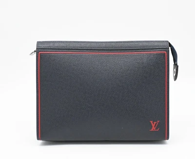 Auténtico Bolso de Mano Louis Vuitton Taiga Pochette Voyage MM Azul Marino M63394 Foto 1 de 4