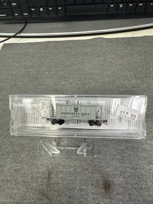 Z SCALE Micro Trains MTL 531 00 022 Pennsylvania 2-Bay Covered Hopper #257235 - Image 1 of 4