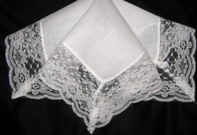  Verdadero DE COLECCIÓN*2 1/4" ENCAJE E*HERMOSO Blanco BODA*HANKY*PARECE SIN USAR*EXCELENTE ESTADO* Foto 1 de 3