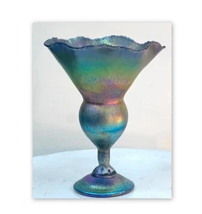 Blaue Aurene Vase in Blumenform. Mundgeblasenes Glas von Saul Alcaraz - Bild 1 von 3