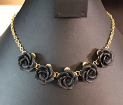 Colar Forever 21 rosas pretas corrente tom dourado - Imagem 1 de 4